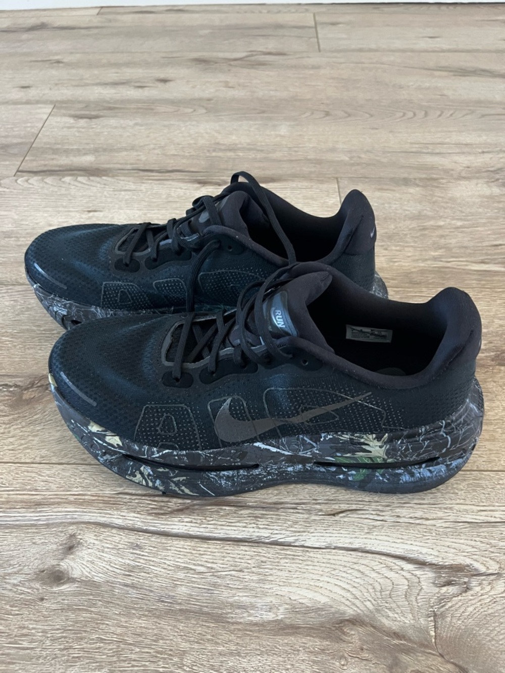 Nike Men’s Black Vomero plus size 9 Running Shoes w Camouflage-Pattern Midsole